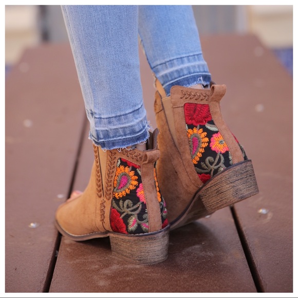 ✨LAST PAIR✨Camel Embroidered Open Toe Bootie - Picture 3 of 5